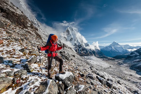 Caminante posando en Himalaya frente a grandes montañas — Foto de Stock