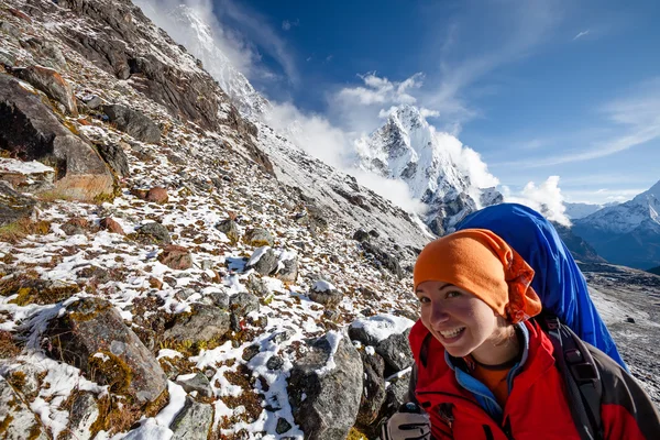 Caminhante posando no Himalaia em frente a grandes montanhas — Fotografia de Stock