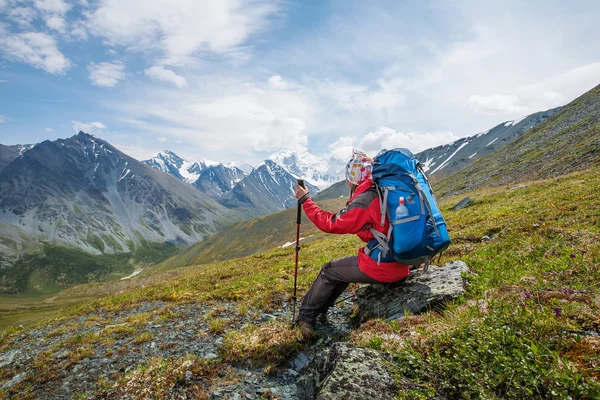 Uzun yürüyüşe çıkan kimse huso Mountain, en yüksek Sibirya'da yakınındaki — Stok fotoğraf