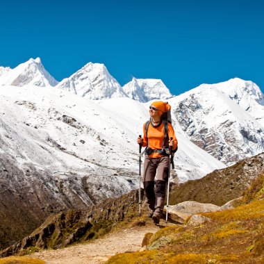 Himalaya dağlarında yürüyüş