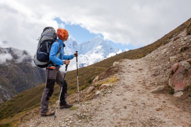 Uzun yürüyüşe çıkan kimse tren Himalayalar yürür