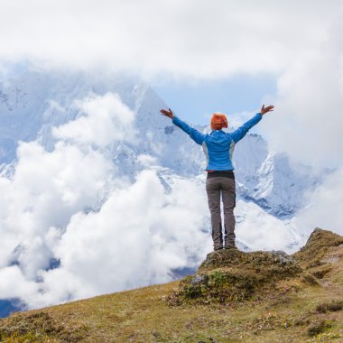 Önünde büyük Dağları Himalayalar poz uzun yürüyüşe çıkan kimse