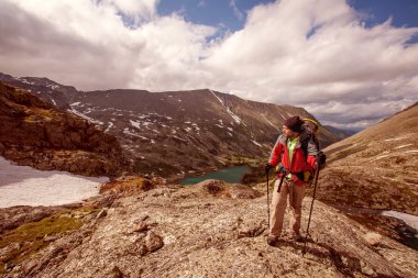 Altay Dağları'nda uzun yürüyüşe çıkan kimse