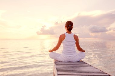 Kafkas kadın pratik yoga, deniz kıyısı