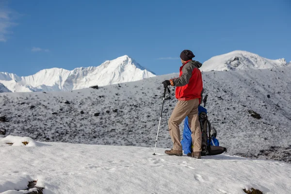 Caminante posando en Himalaya frente a grandes montañas — Foto de Stock