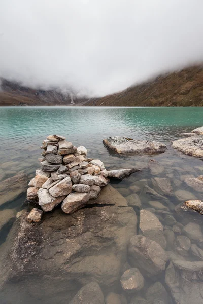 Gyönyörű hegyi tó tükrözi a legközelebbi hegyek — Stock Fotó