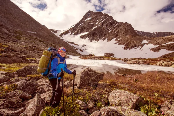 Senderista en las montañas de Altai, Federación Rusa — Foto de Stock