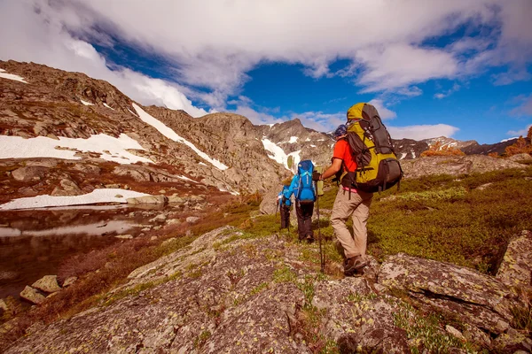 Senderista en las montañas de Altai, Federación Rusa — Foto de Stock