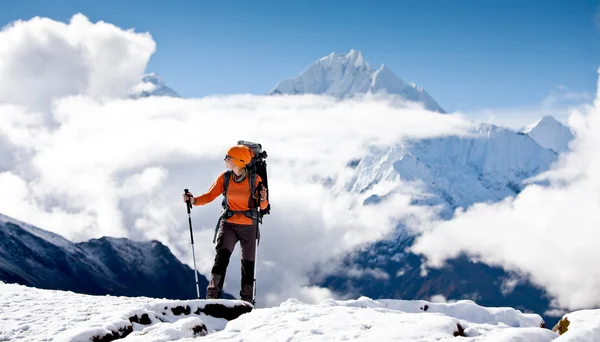 Turystyka w górach himalajskich — Zdjęcie stockowe