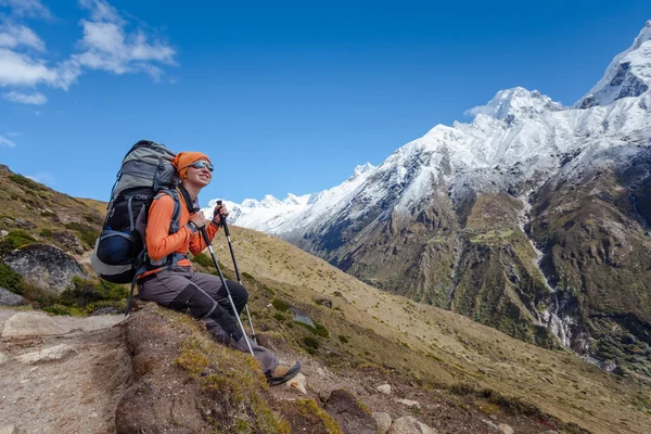 Caminante descansa en caminata en Himalaya, Nepal — Foto de Stock