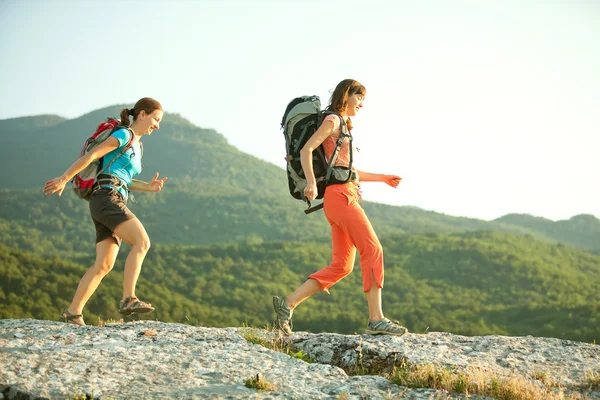 Két női trekking, a hátizsák Crimea-hegység — Stock Fotó