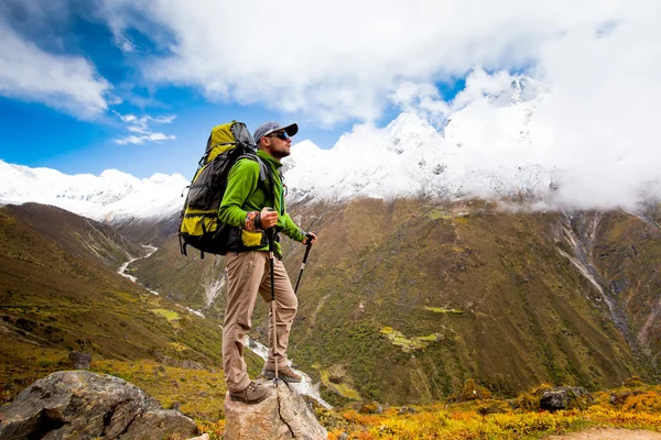 Senderismo en montañas del Himalaya — Foto de Stock