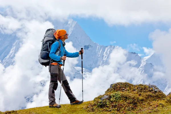 Vandring i himalaya berg — Stockfoto