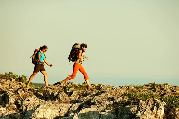 Dos mujeres es trekking en las montañas de Crimea con mochilas — Foto de Stock