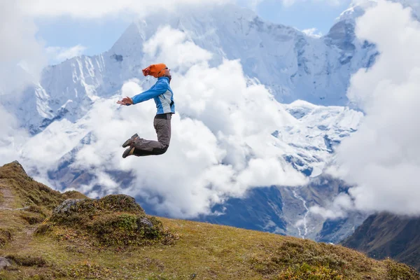 Wandelaar springt in bergen van de Himalaya — Stockfoto