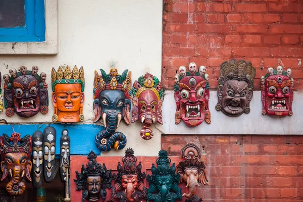 Traditionelle nepalesische Holzmasken zum Verkauf — Stockfoto