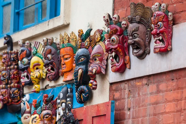 Traditionelle nepalesische Holzmasken zum Verkauf — Stockfoto