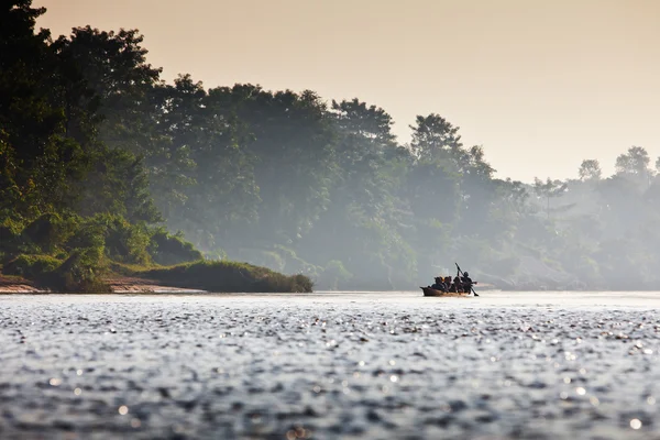 Spływy kajakowe na rzece Narayani Rapti w Chitwan national park — Zdjęcie stockowe