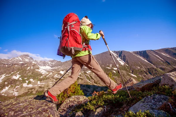 Senderista en las montañas de Altai, Federación Rusa — Foto de Stock