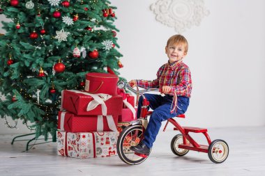 Noel ağacının yanında oynayan çocuk