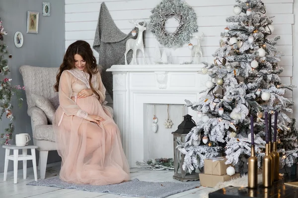 Mujer embarazada feliz cerca del árbol de Navidad —  Fotos de Stock