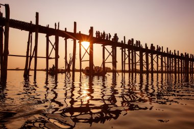 Gün doğumunda Ubein Köprüsü, Mandalay, Myanmar