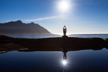 Beyaz kadın yoga excercises pitoresk lan karşı yapıyor