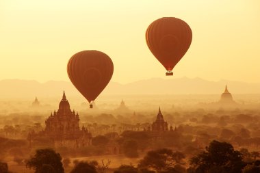 hava balonları Budist tapınakları gündoğumu, üzerinde. Bagan, Myanmar.