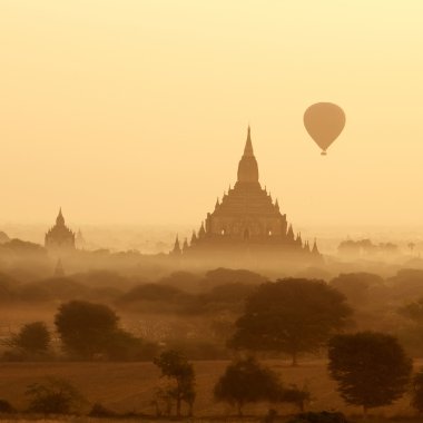 hava balonları Budist tapınakları gündoğumu, üzerinde. Bagan, Myanmar.