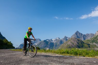 Norveç 'te bisiklet sürmek manzaraya karşı
