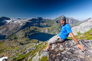 Norveç'te dağın tepesinde kalan adam alır