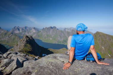 Norveç'te dağın tepesinde kalan adam alır