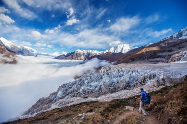Uzun yürüyüşe çıkan kimse Trek Manaslu bölge, Nepal Himalayalar,