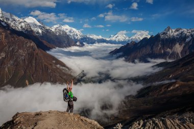 Uzun yürüyüşe çıkan kimse Trek Manaslu bölge, Nepal Himalayalar,