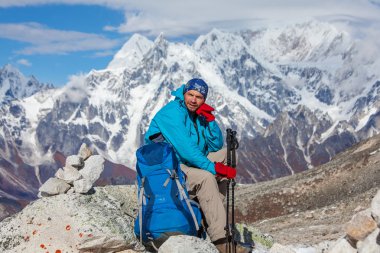 Uzun yürüyüşe çıkan kimse Trek Manaslu bölge, Nepal Himalayalar,