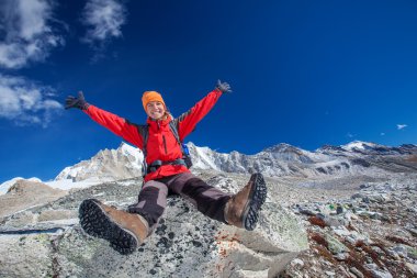 Uzun yürüyüşe çıkan kimse Trek Manaslu bölge, Nepal Himalayalar,