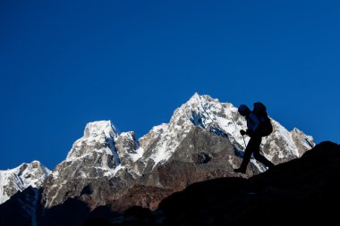 Uzun yürüyüşe çıkan kimse Trek Manaslu bölge, Nepal Himalayalar,