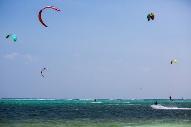 kitesurfers bir boracay üzerinde