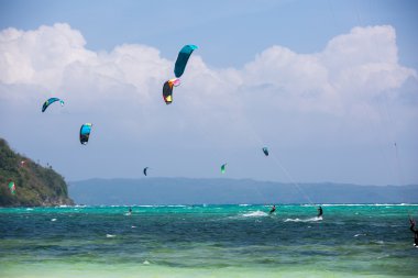 kitesurfers bir boracay üzerinde