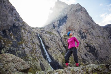 Sırt çantası kadınla Georga Kafkasya dağlarında yürüyüş