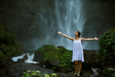 kadın meditasyon yoga şelaleler arasında yaparken