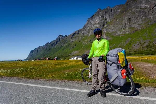 Ciclismo en Noruega contra pintoresco paisaje — Foto de Stock