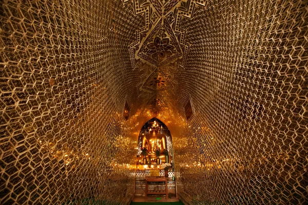 Estatua de Buda en una pagoda de Bagan — Foto de Stock