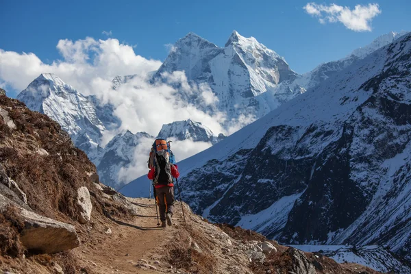 跋涉在喜马拉雅山，昆布谷，尼泊尔的徒步旅行者 — 图库照片