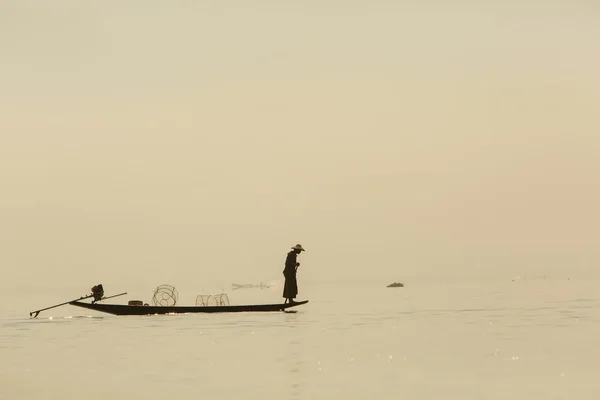 Pescadores en Inle lakes sunset, Myanmar . — Foto de Stock