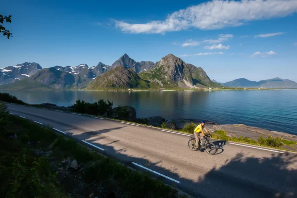 Andare in bicicletta in Norvegia contro paesaggi pittoreschi — Foto Stock