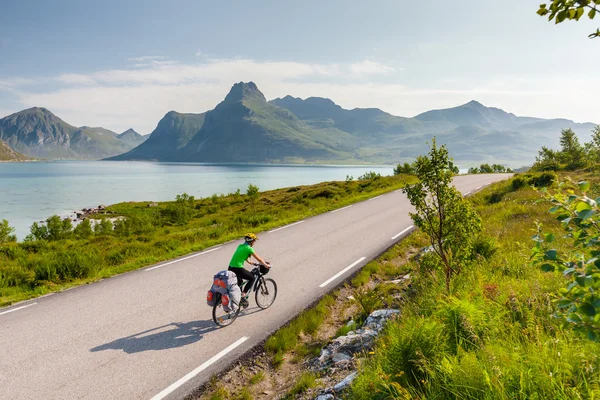 Andare in bicicletta in Norvegia contro paesaggi pittoreschi — Foto Stock