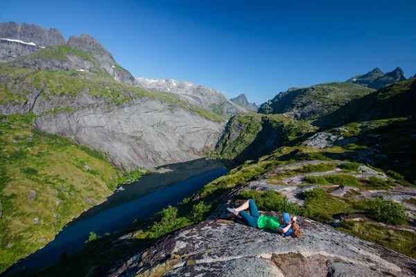 Mujer toma descanso en la cima de la montaña en Noruega — Foto de Stock