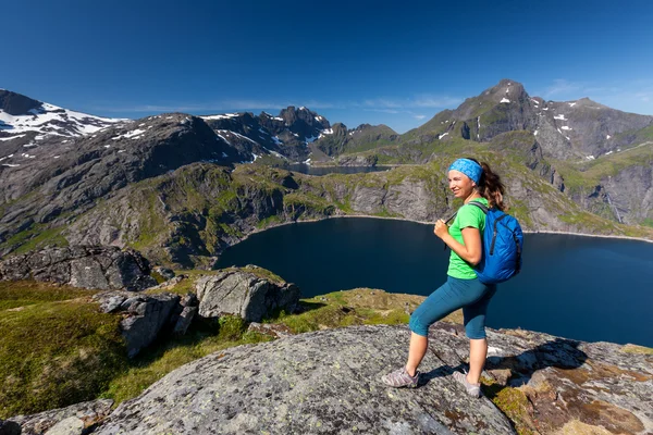 Mujer toma descanso en la cima de la montaña en Noruega — Foto de Stock