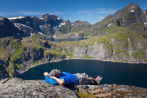 L'uomo si riposa in cima alla montagna in Norvegia — Foto Stock